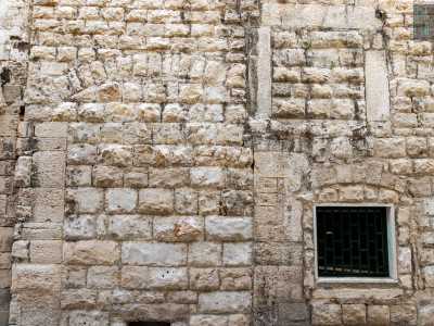 Sulla facciata si possono per� individuare i segni del suo lontano passato. Sul paramento in pietra a vista si riconoscono archi ribassati e finestre tompagnati su comparti murari di diverse epoche